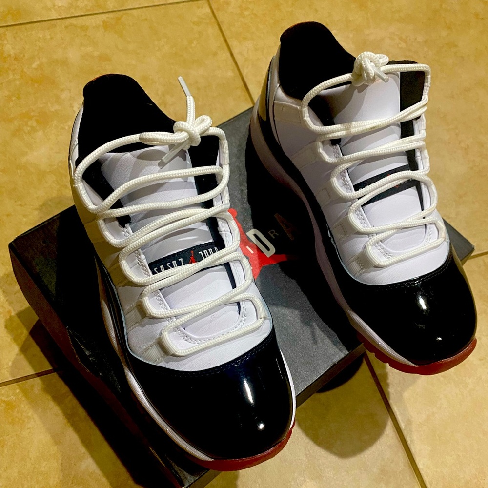Air Jordan Retro 11 Low Youth Boys Size 5